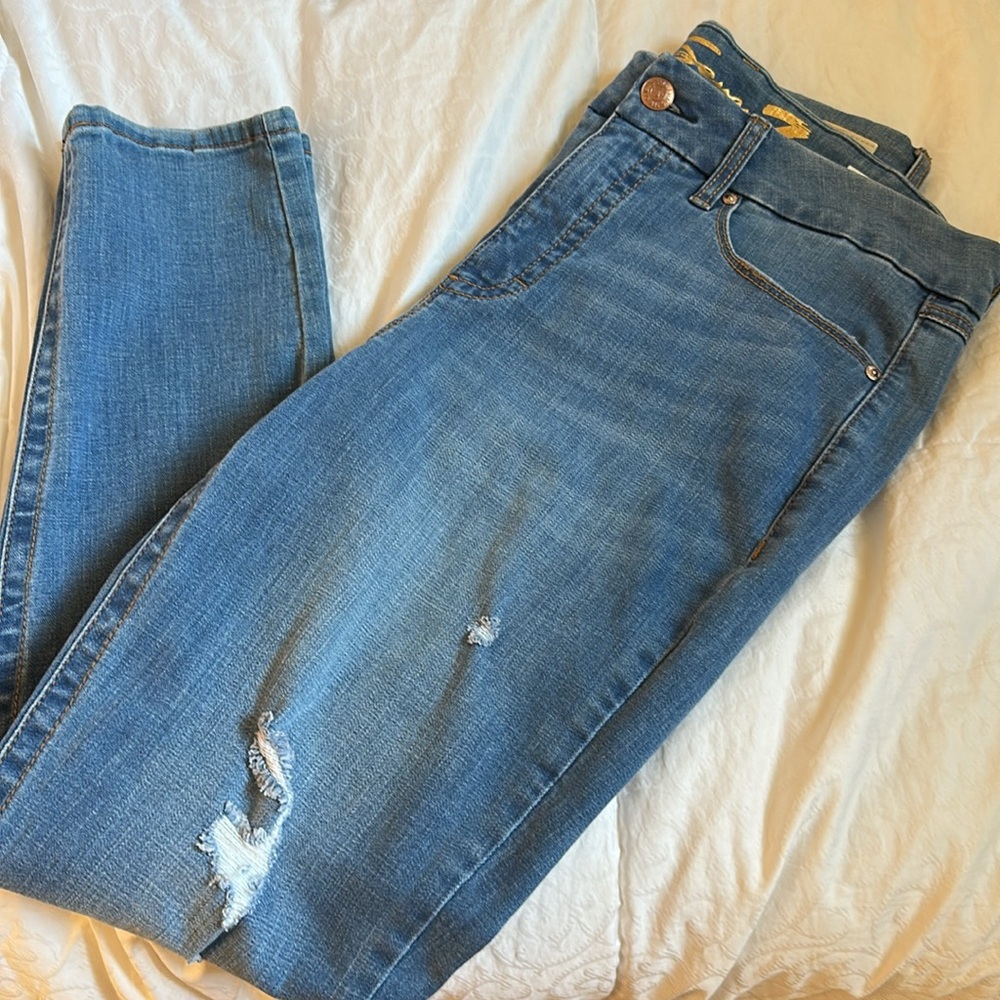 Light wash blue distressed Seven7 Jeans Size 14 NWOT